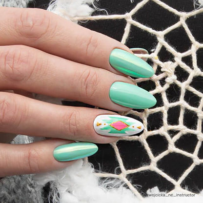 Nail art réalisé avec le vernis semi permanent Snake Bali Nails Company menthe claire.