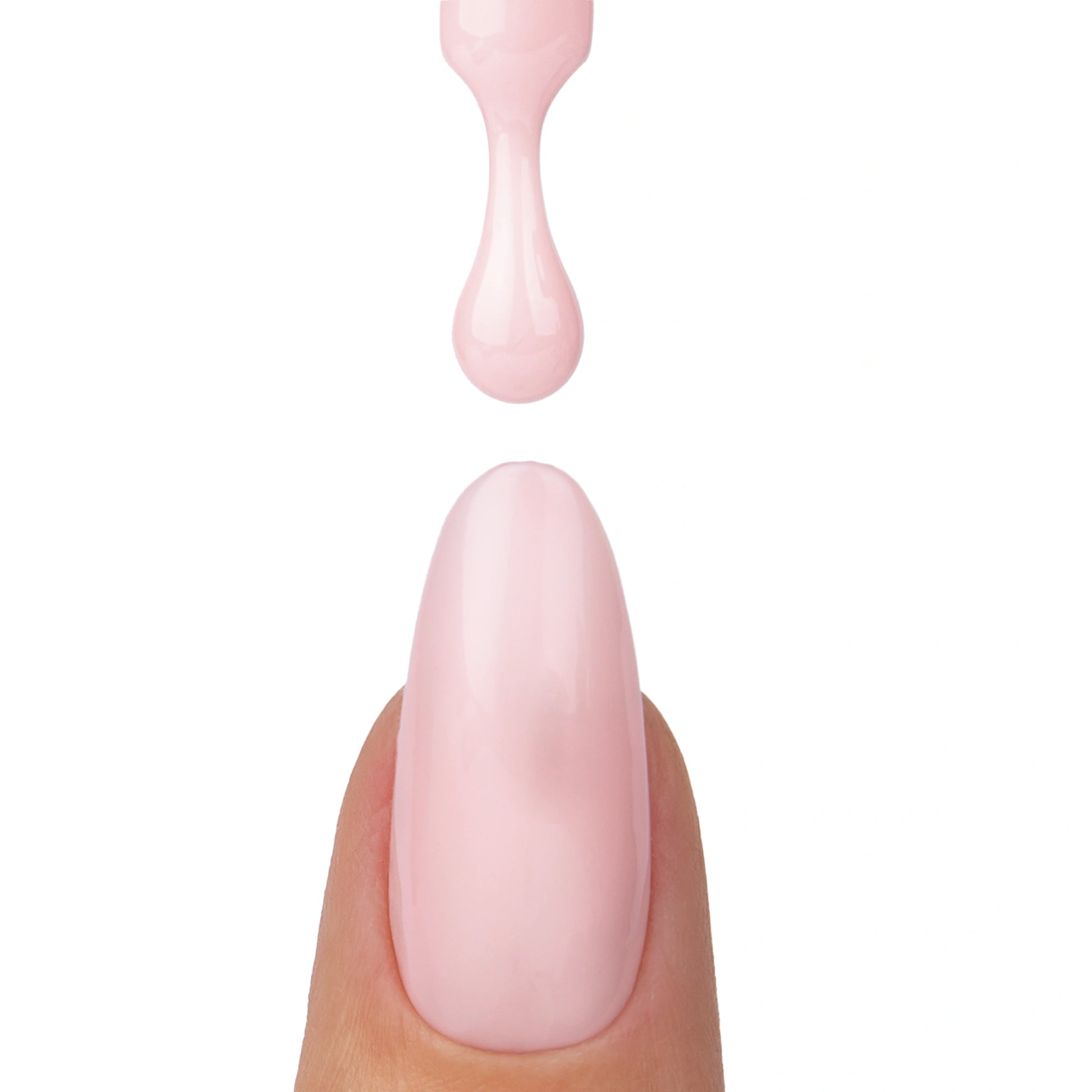 Application du vernis semi permanent Soleil Nails Company rose clair au sous-ton chaud texture crémeuse.