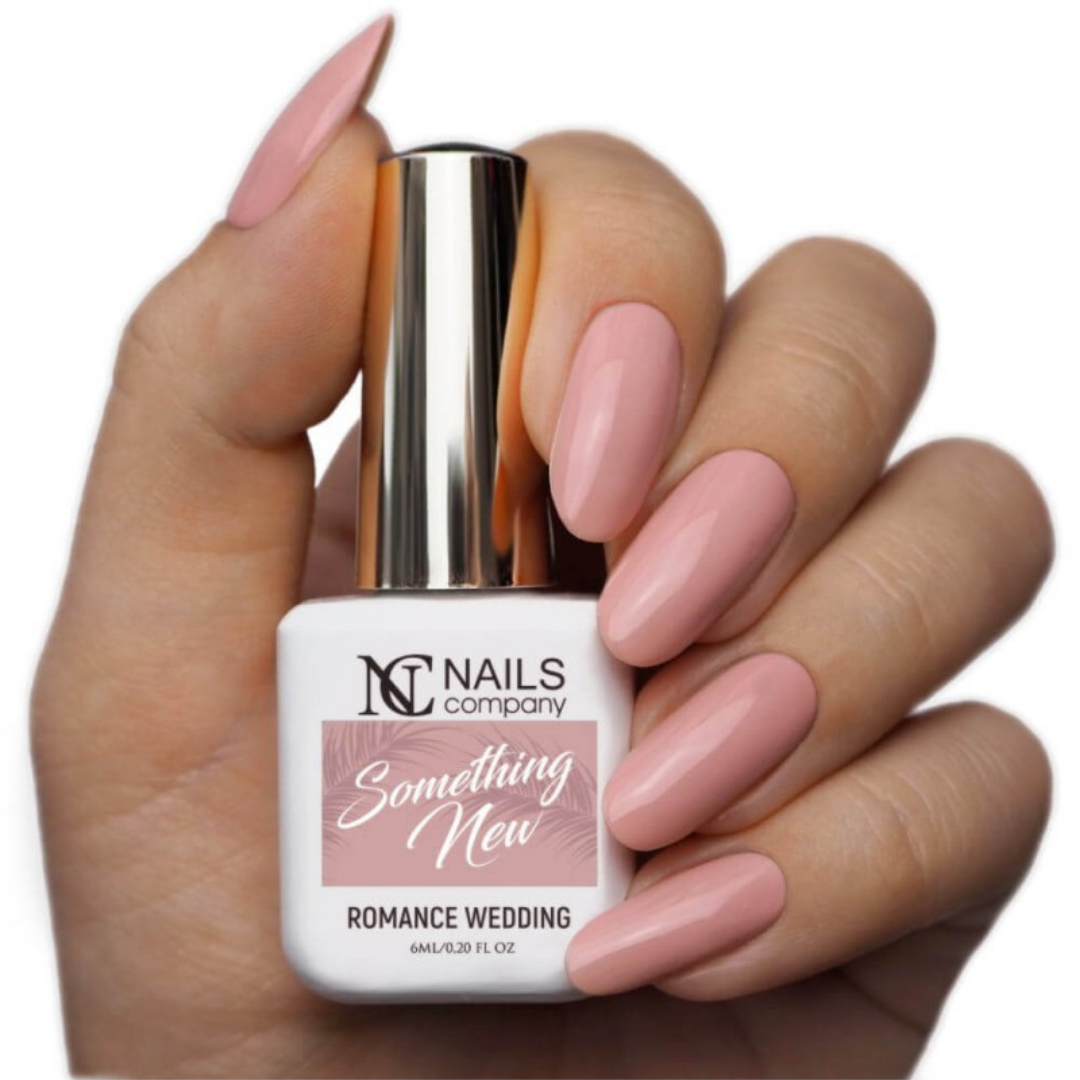 Main tenant le flacon de vernis semi-permanent Something New de Nails Company, collection Romance Wedding
