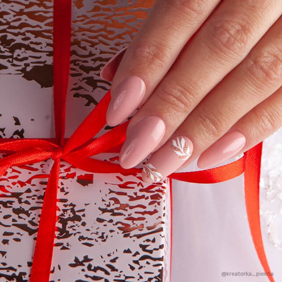 Exemple de nail art avec le vernis semi-permanent Something New de Nails Company, collection Romance Wedding