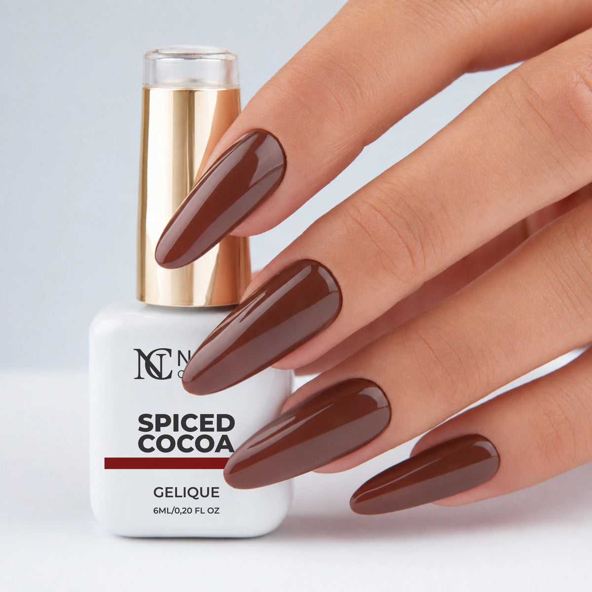 Main tenant le flacon de vernis semi-permanent Spiced Cocoa de Nails Company, collection Pick Your Autumn Drink