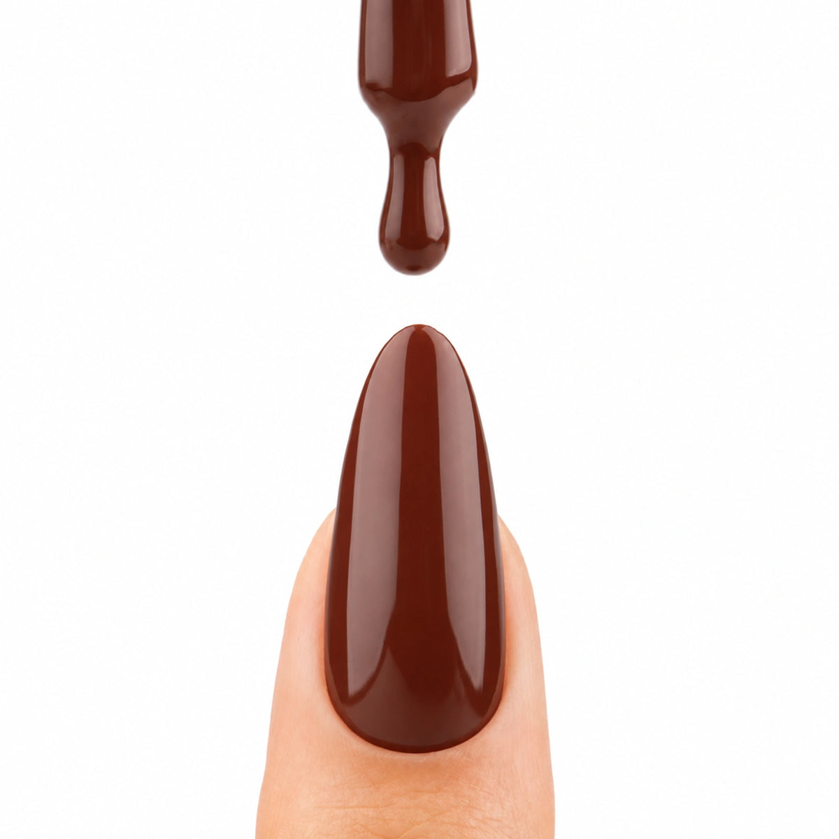 Ongle avec une goutte de vernis semi-permanent Spiced Cocoa de Nails Company, collection Pick Your Autumn Drink