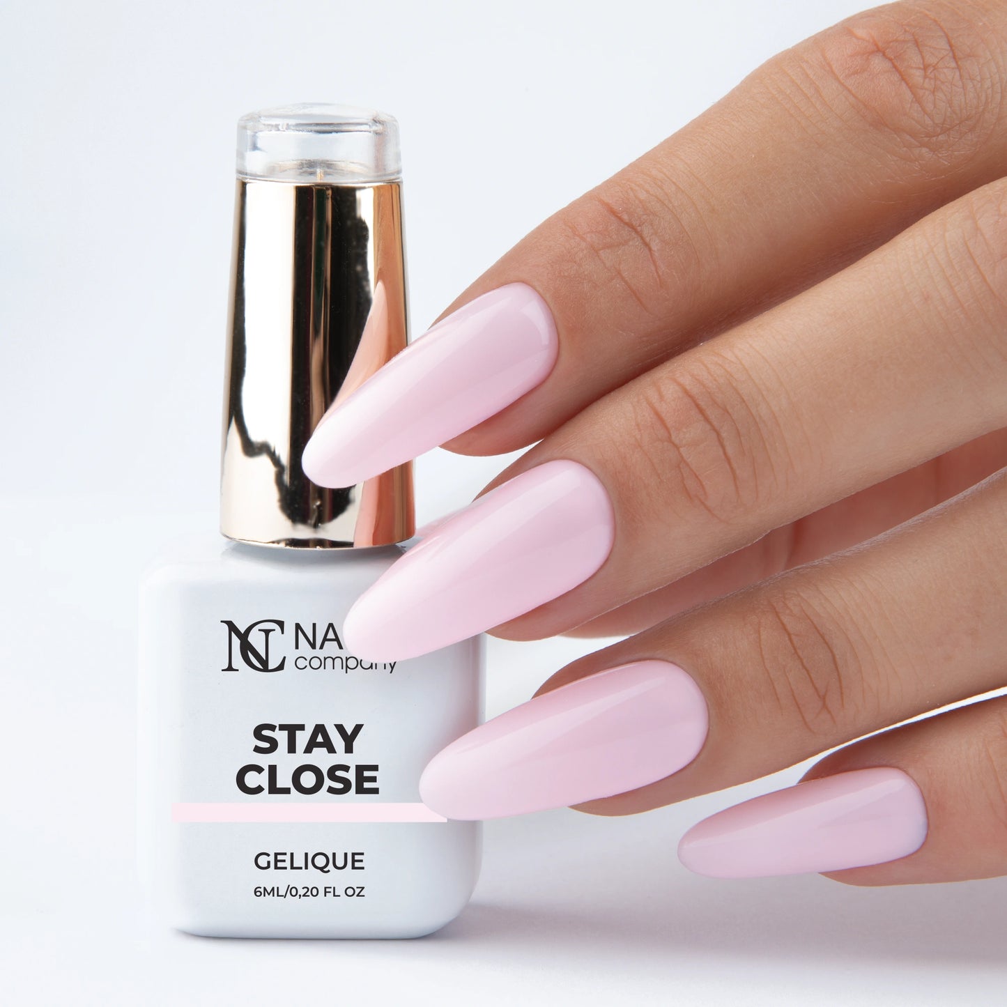Main tenant le flacon de vernis semi-permanent Stay Close de Nails Company, collection Maby Baby