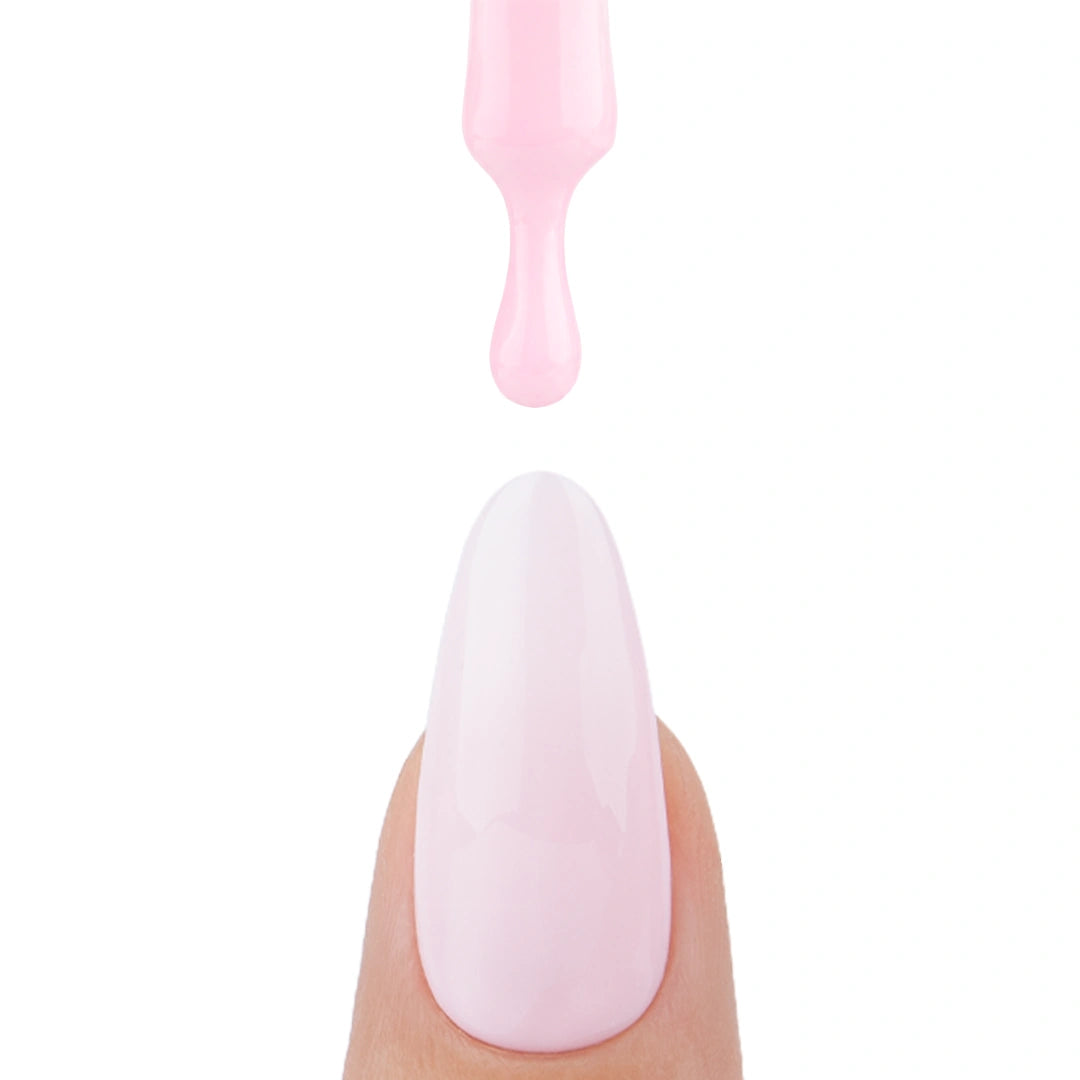 Ongle avec une goutte de vernis semi-permanent Stay Close de Nails Company, collection Maby Baby