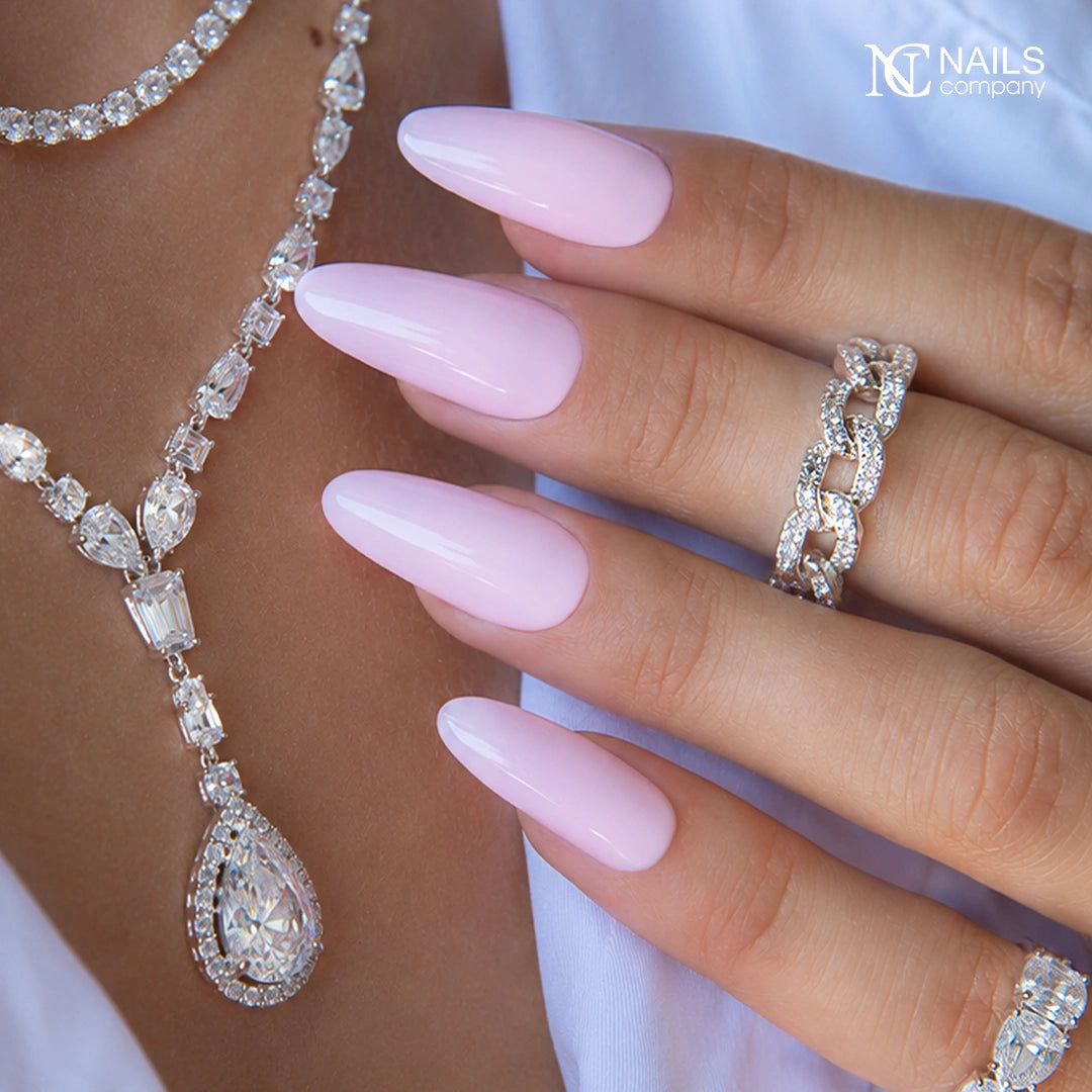 Exemple de pose avec le vernis semi-permanent Stay Close rose laiteux de Nails Company, collection Maby Baby