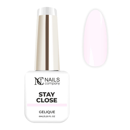 Flacon de vernis semi-permanent Stay Close de Nails Company, collection Maby Baby, accompagné de tips