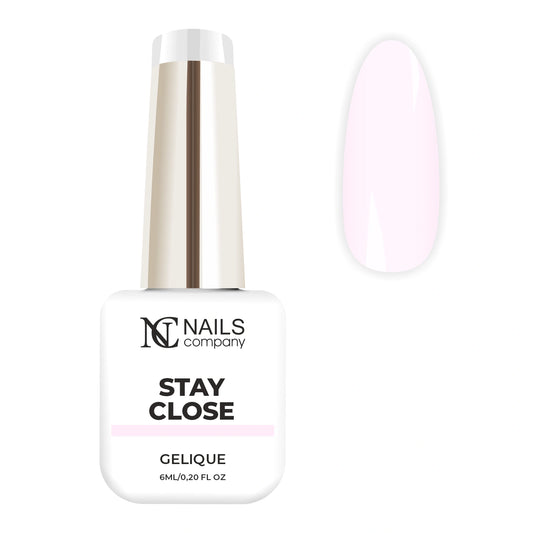 Flacon de vernis semi-permanent Stay Close de Nails Company, collection Maby Baby, accompagné de tips