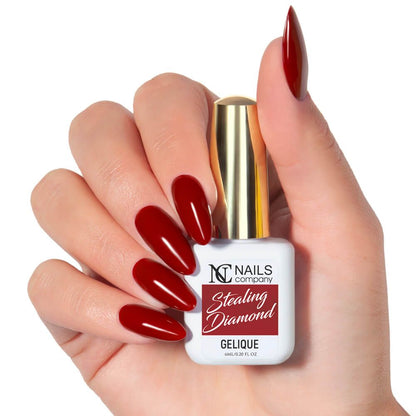 Main tenant le flacon de vernis semi-permanent Stealing Diamond de Nails Company, collection Royal Loyal