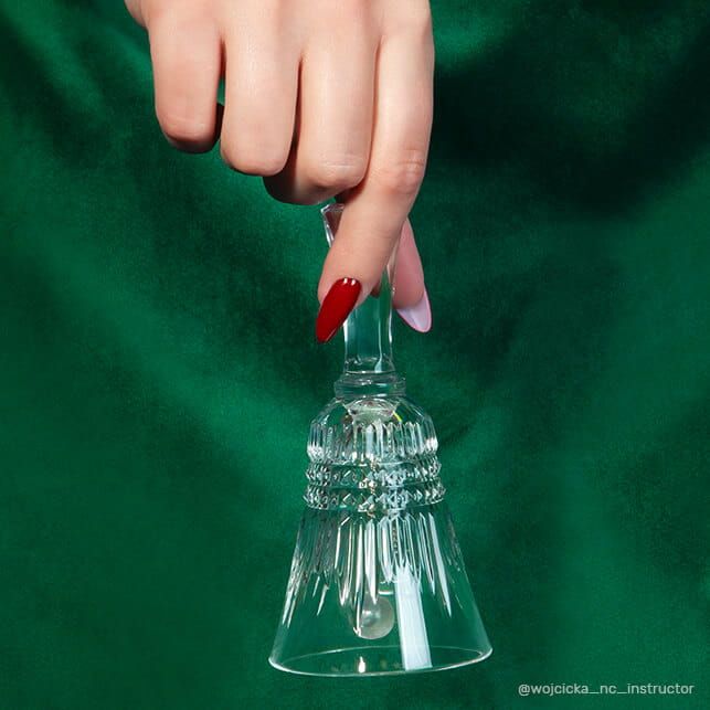 Exemple de pose avec le vernis semi-permanent Stealing Diamond rouge de Nails Company, collection Royal Loyal
