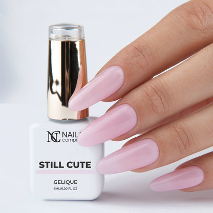Main tenant le flacon de vernis semi-permanent Still Cute de Nails Company, collection Maby Baby