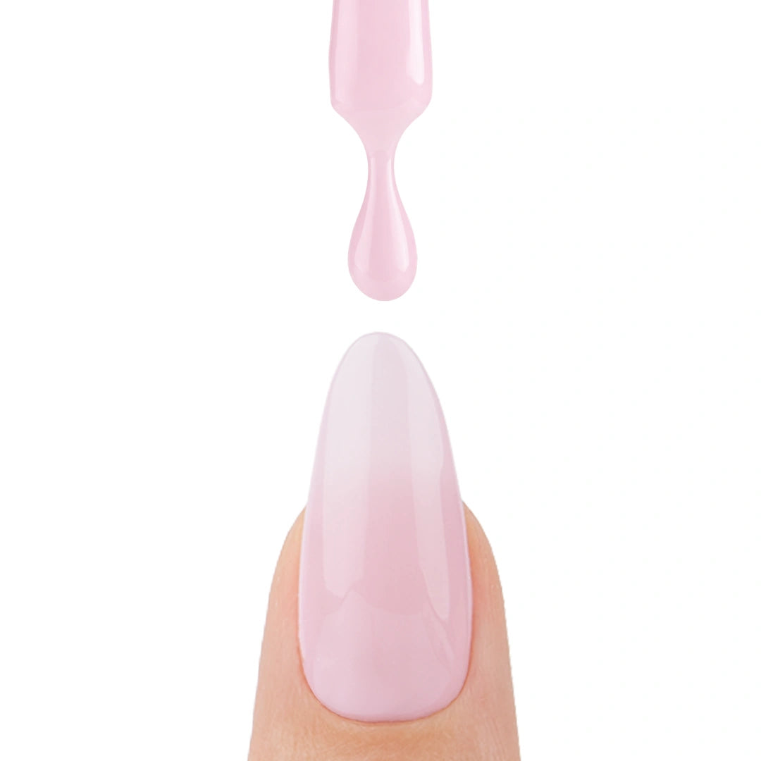 Ongle avec une goutte de vernis semi-permanent Still Cute de Nails Company, collection Maby Baby