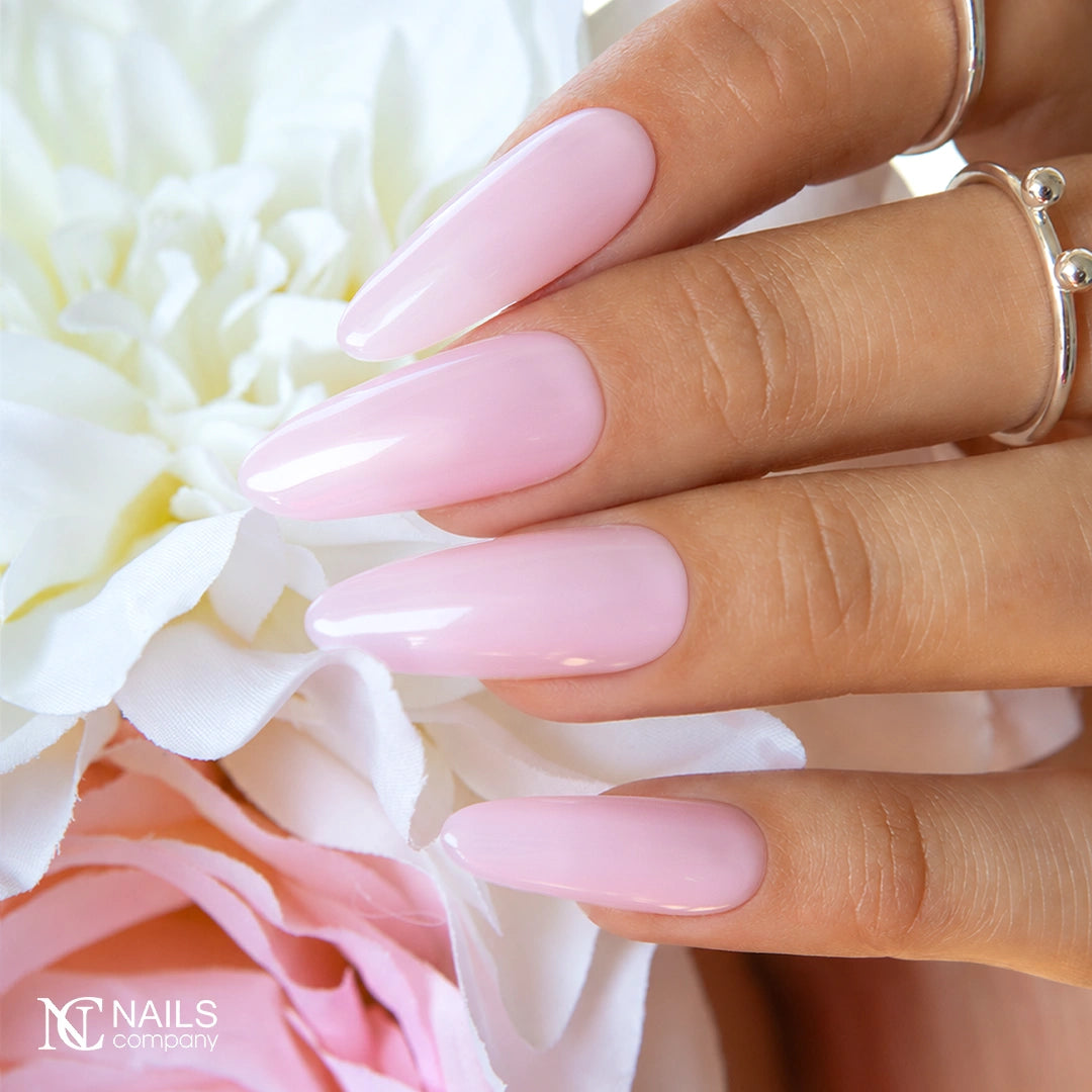 Exemple de pose avec le vernis semi-permanent Still Cute rose poudré de Nails Company, collection Maby Baby