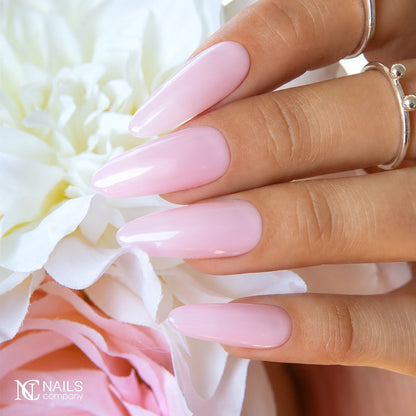 Exemple de pose avec le vernis semi-permanent Still Cute rose poudré de Nails Company, collection Maby Baby