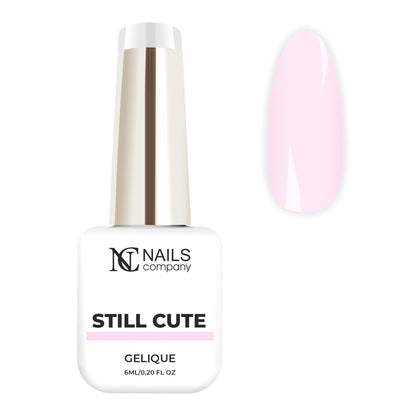 Flacon de vernis semi-permanent Still Cute de Nails Company, collection Maby Baby, accompagné de tips