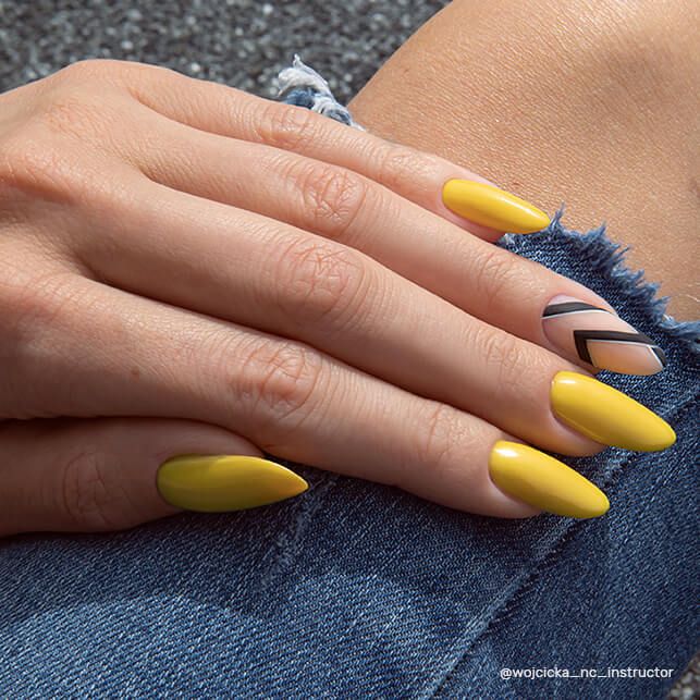 Manucure réalisée avec le vernis semi permanent Sunny Bali Nails Company jaune pastel néon.