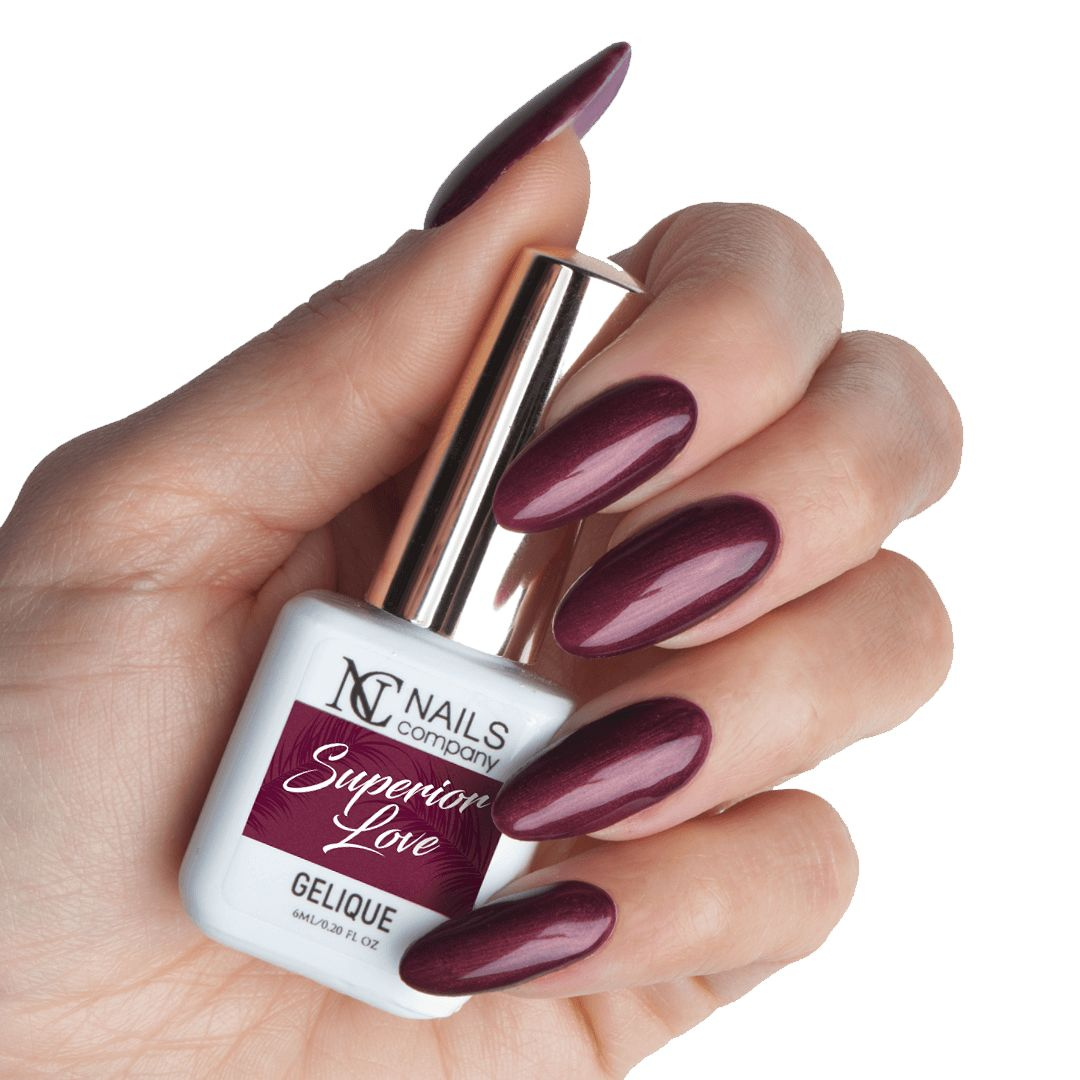 Main tenant le flacon de vernis semi-permanent Superior Love de Nails Company, rouge foncé enrichi de fines particules