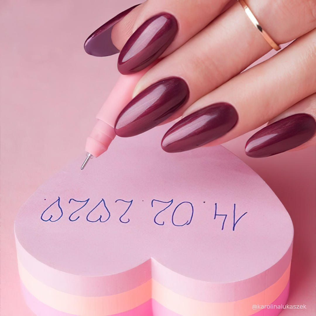 Ongles naturels avec le vernis semi-permanent Superior Love de Nails Company, rouge foncé à particules discrètes visibles