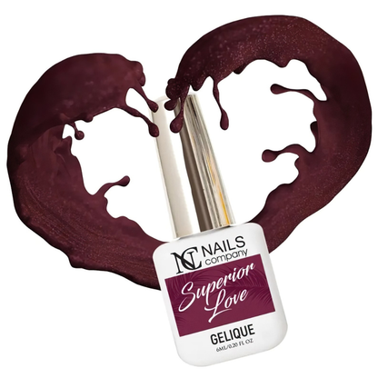 Vernis semi-permanent Superior Love de Nails Company en flacon, rouge foncé avec fines particules discrètes en forme de cœur