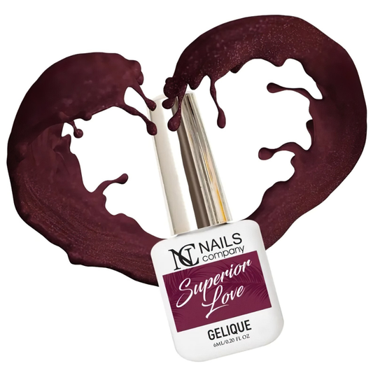 Vernis semi-permanent Superior Love de Nails Company en flacon, rouge foncé avec fines particules discrètes en forme de cœur