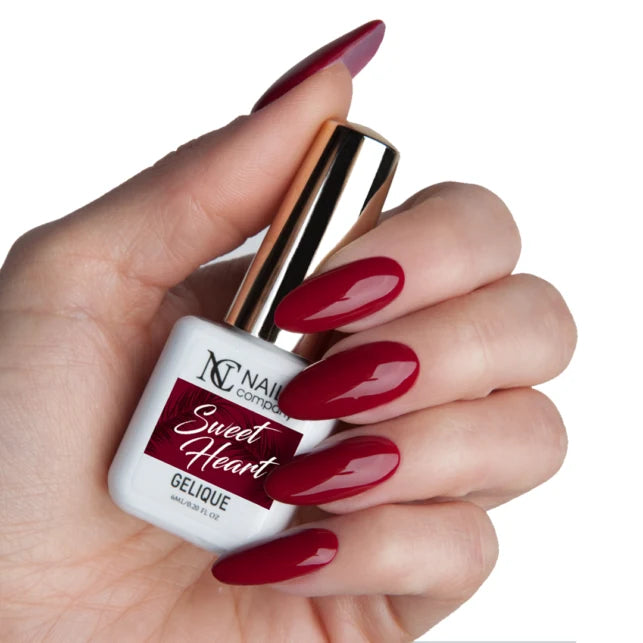 Main tenant le flacon de vernis semi-permanent Sweet Hearth de Nails Company, collection PS. I Miss You