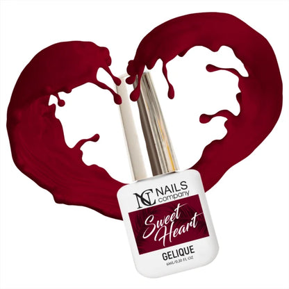 Flacon de vernis semi-permanent Sweet Hearth de Nails Company, collection PS. I Miss You, entouré d’un cœur de vernis bordeaux