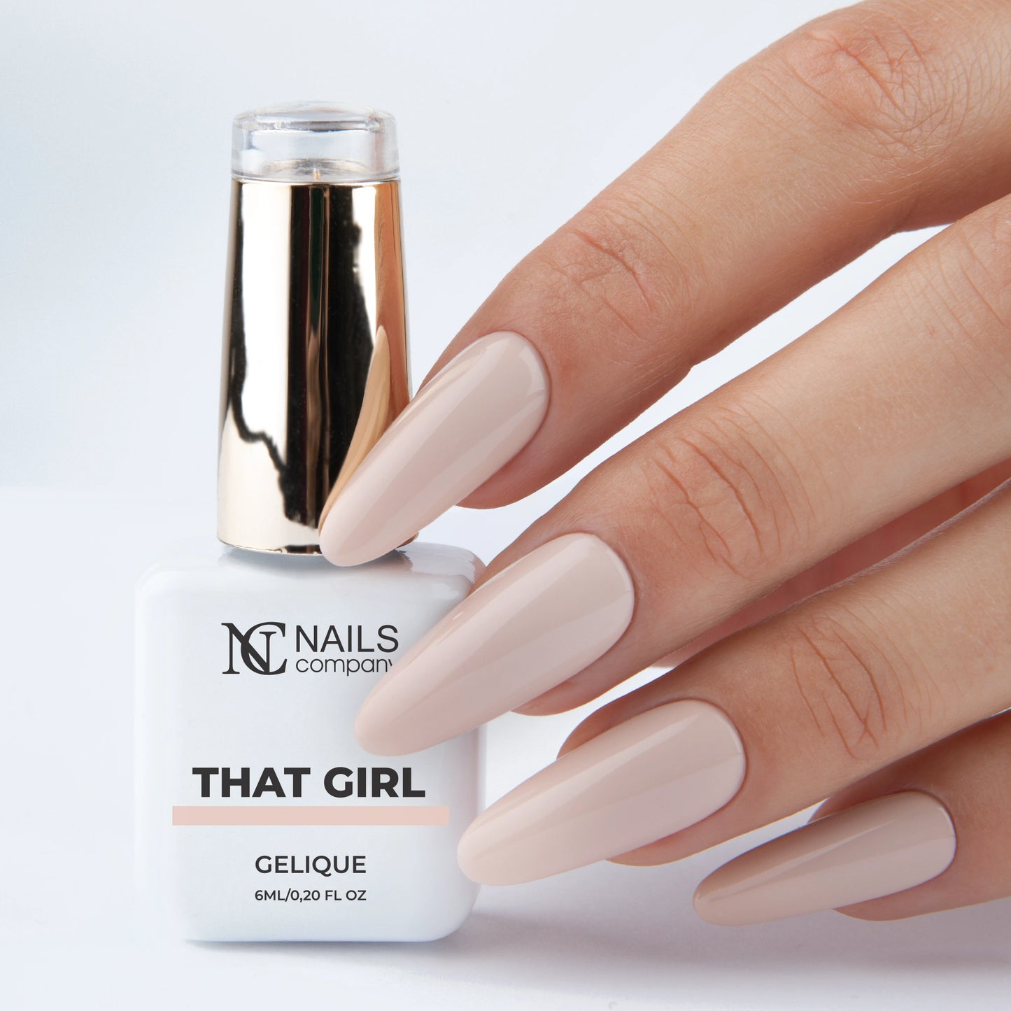 Main tenant le flacon de vernis semi-permanent That Girl de Nails Company, collection Maby Baby