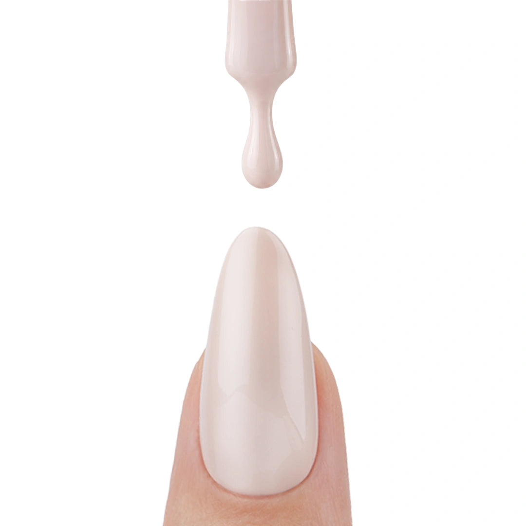 Ongle avec une goutte de vernis semi-permanent That Girl de Nails Company, collection Maby Baby