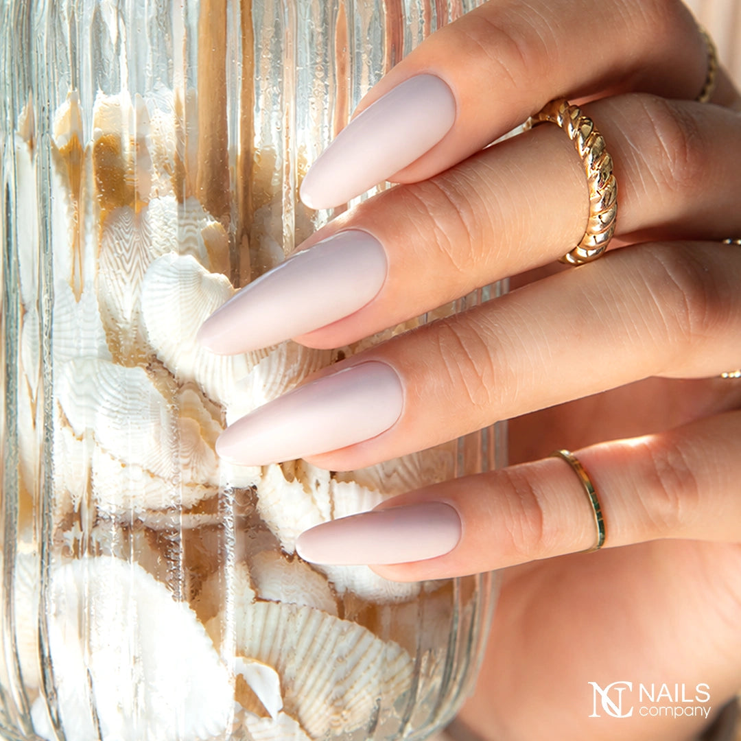 Exemple de pose avec le vernis semi-permanent That Girl beige nude de Nails Company, collection Maby Baby