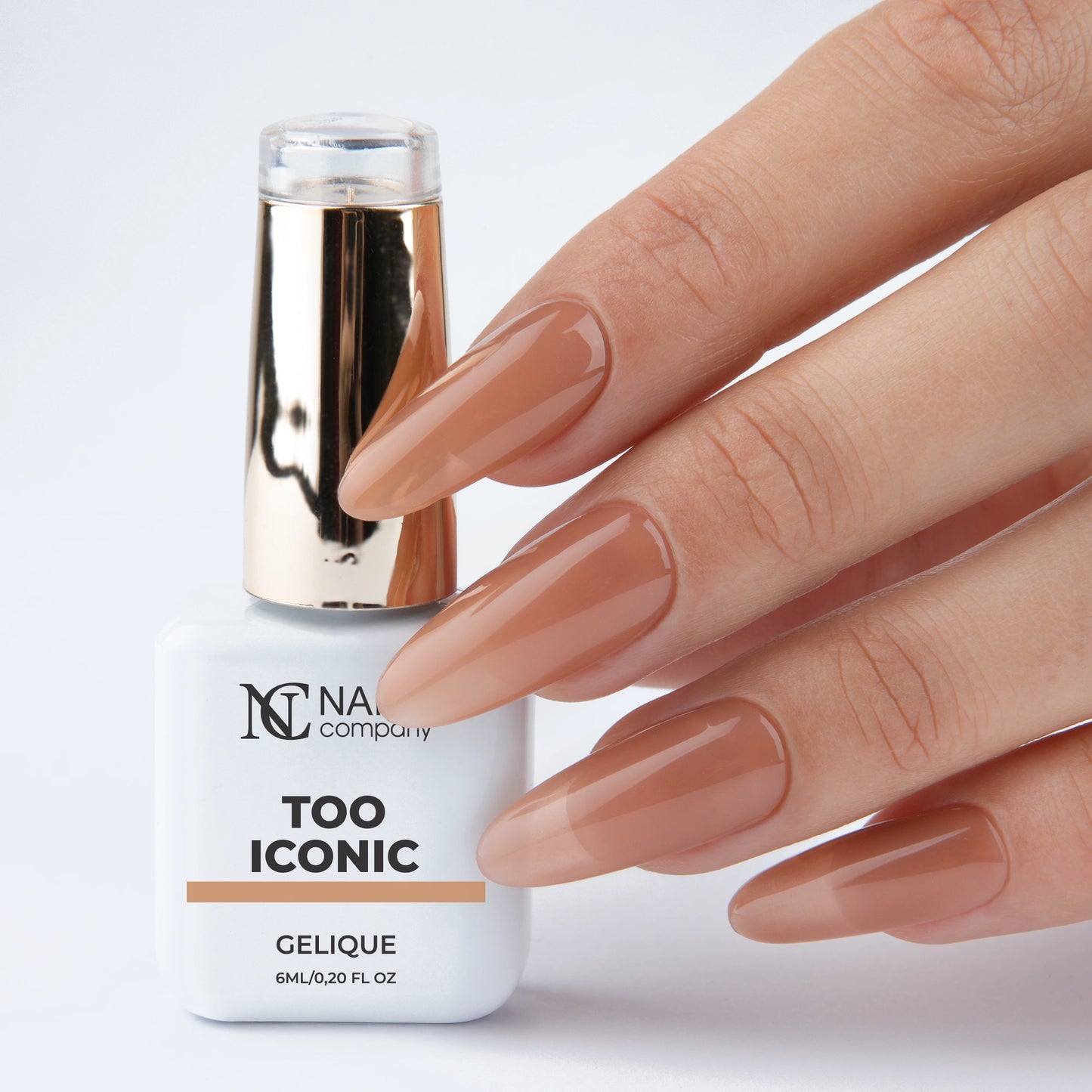 Main tenant le flacon de vernis semi-permanent Too Iconic de Nails Company, collection Maby Baby