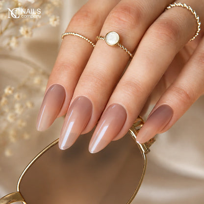 Exemple de pose avec le vernis semi-permanent Too Iconic nude pêche de Nails Company, collection Maby Baby