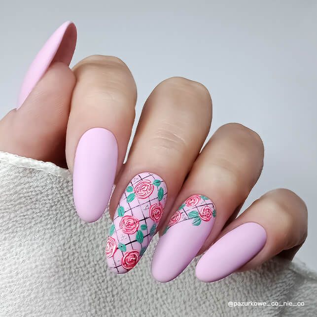 Texte ALT : Pose d’ongles avec vernis semi permanent Tracy Nails Company rose pastel doux accompagnée d’un nail art.