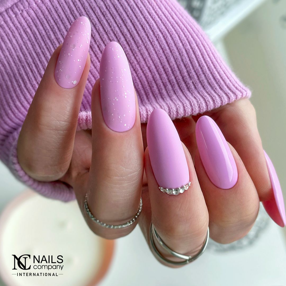 Manucure réalisée avec vernis semi permanent Tracy Nails Company rose pastel doux avec nail art.