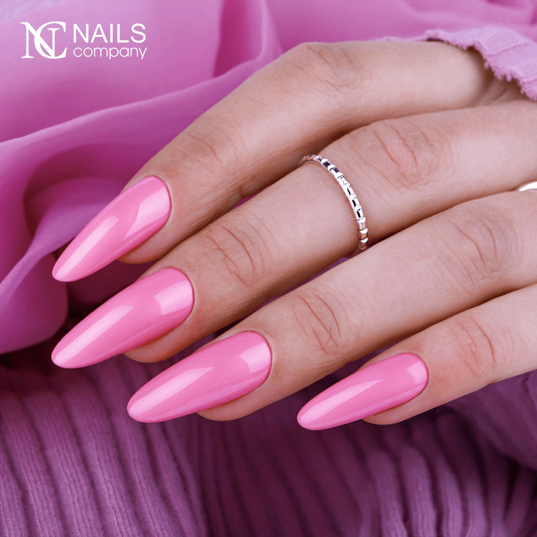 Mains avec le vernis semi-permanent Viraled Hearts de Nails Company, rose pêche pastel appliqué uniformément