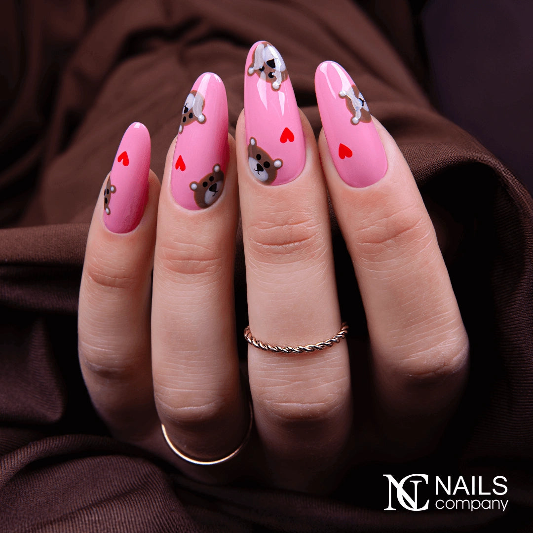 Main avec le vernis semi-permanent Viraled Hearts de Nails Company, rose pêche pastel intégré dans un nail art