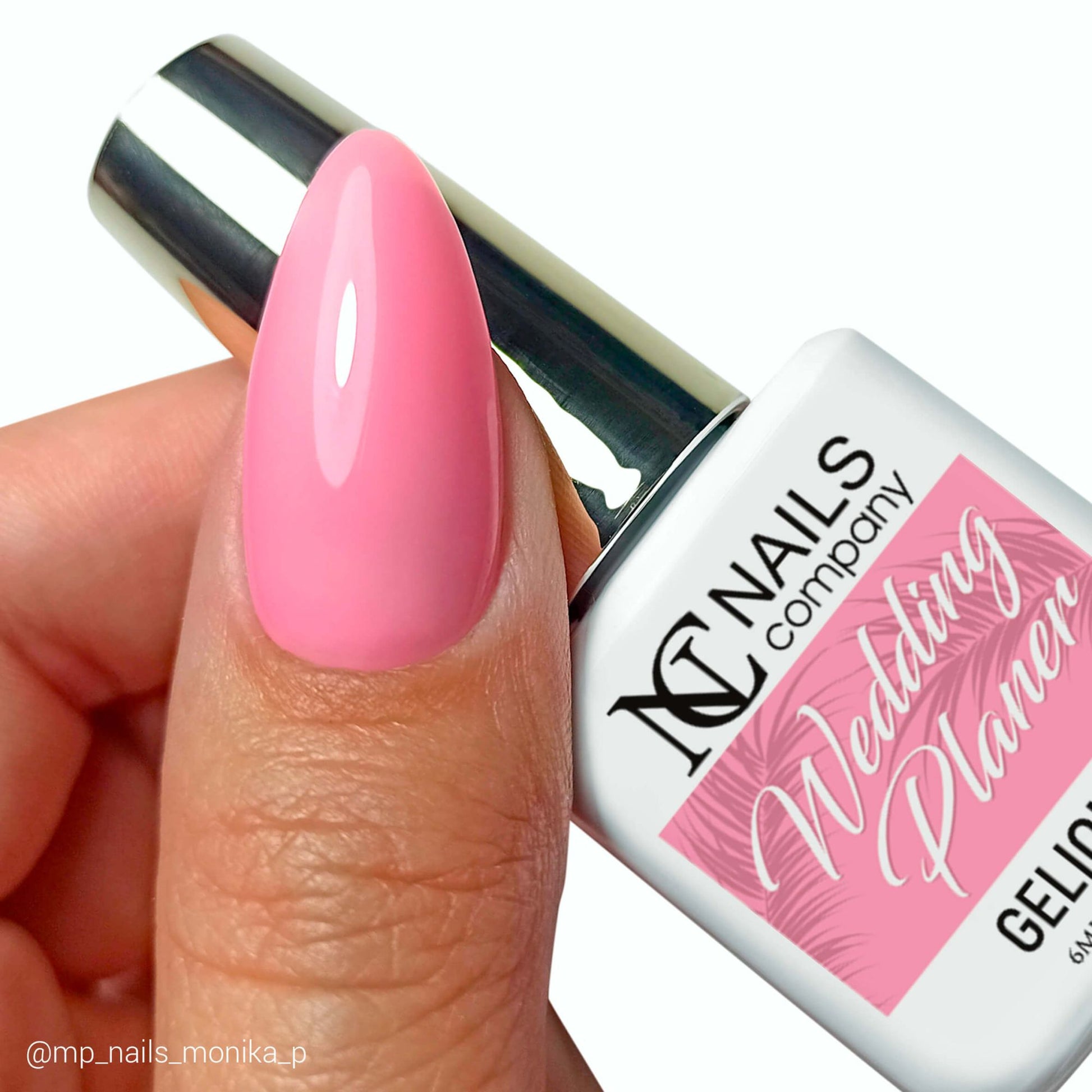 Main tenant le flacon de vernis semi-permanent Wedding Planer de Nails Company, collection Boho Vibes
