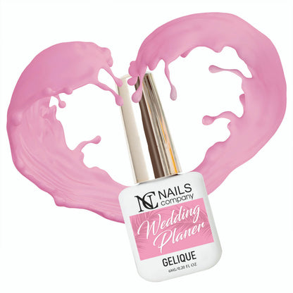 Flacon de vernis semi-permanent Wedding Planer de Nails Company, collection Boho Vibes, entouré d’un cœur de vernis rose clair