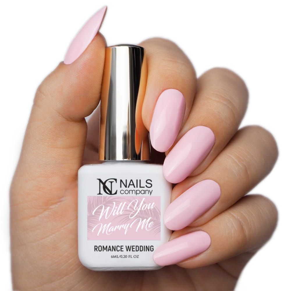Main tenant le flacon de vernis semi-permanent Will You Marry Me de Nails Company, collection Romance Wedding