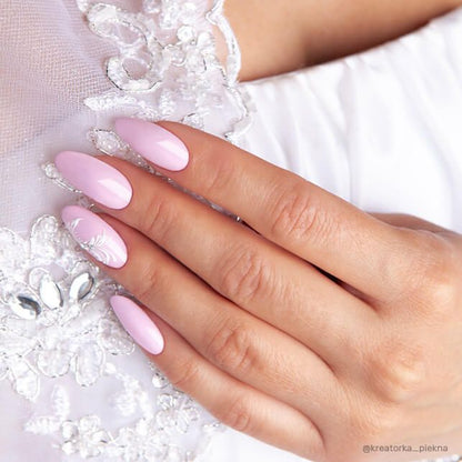 Exemple de nail art avec le vernis semi-permanent Will You Marry Me de Nails Company, collection Romance Wedding
