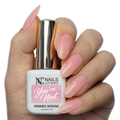 Main tenant le flacon de vernis semi-permanent You're Next de Nails Company, collection Romance Wedding